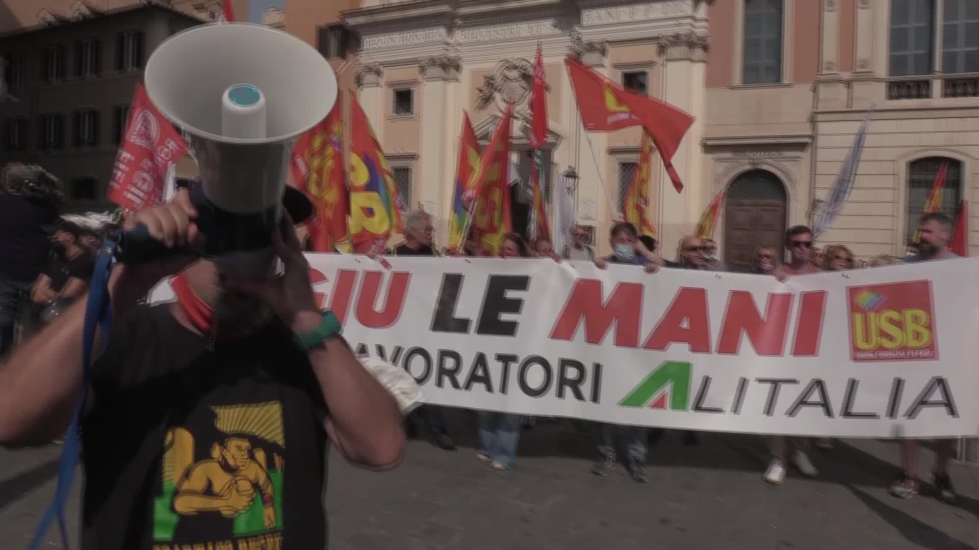 Alitalia, attimi di tensione durante la manifestazione dei sindacati