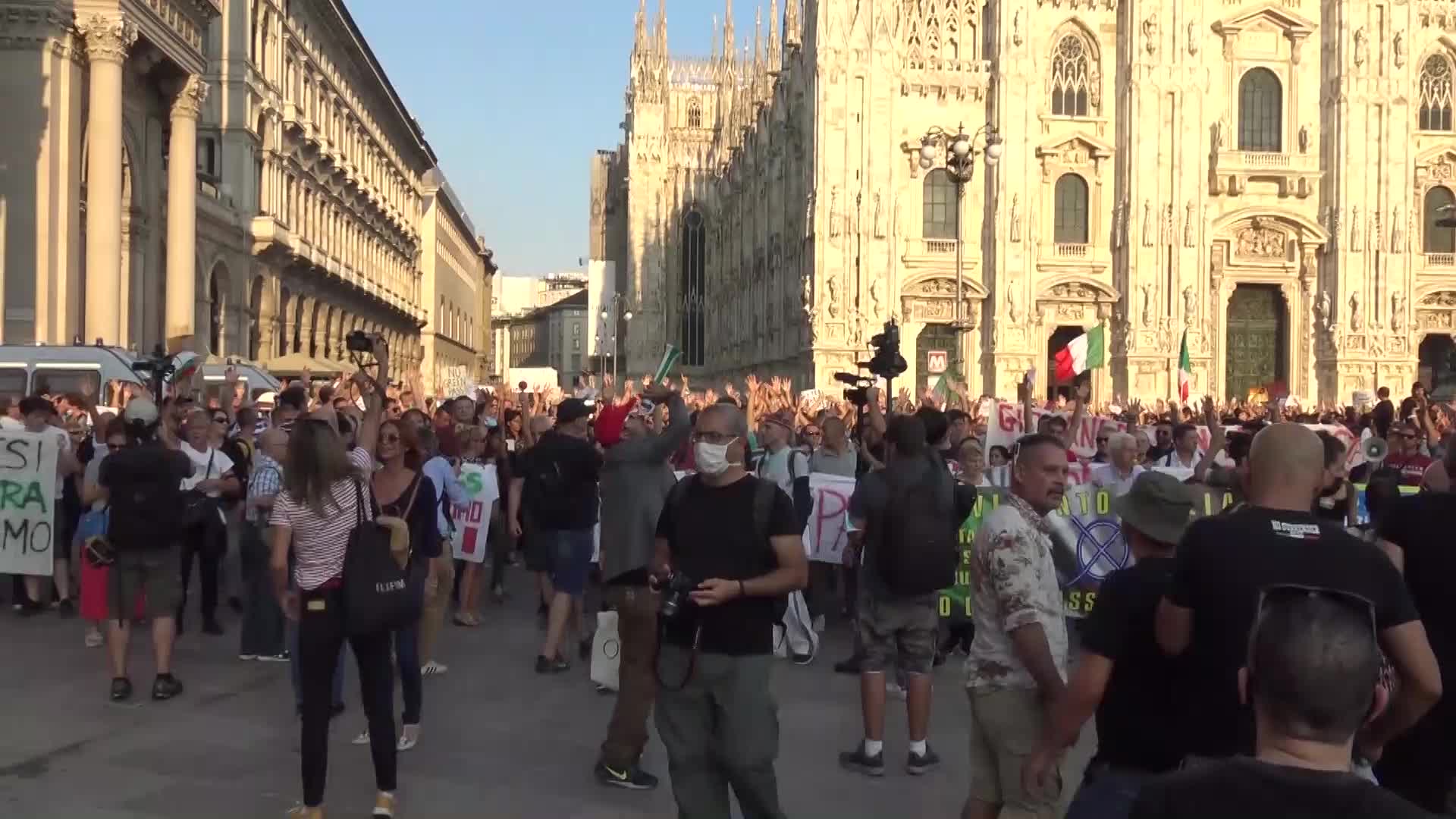 No green pass tornano in corteo a Milano: partecipanti denunciati