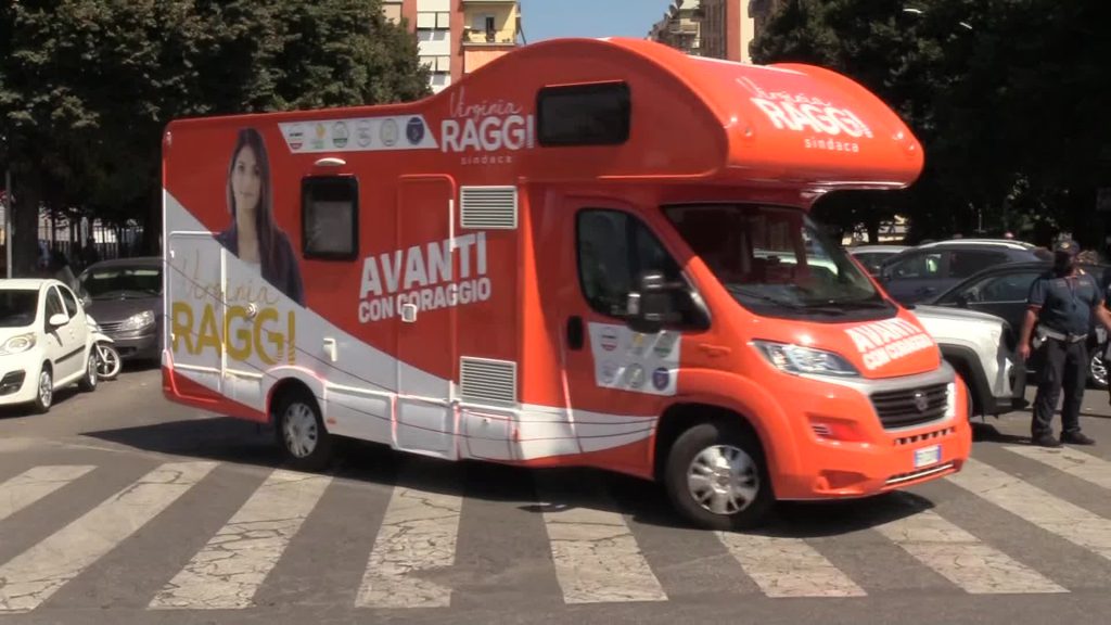 Virginia Raggi pic nic con sostenitori