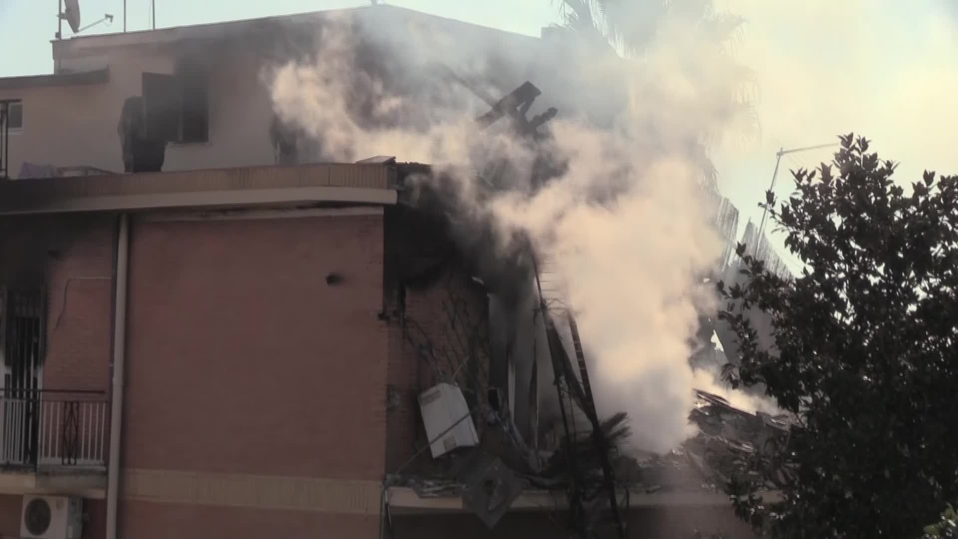 Roma, forte esplosione nel quartiere Torre Angela: tre i feriti - VIDEO