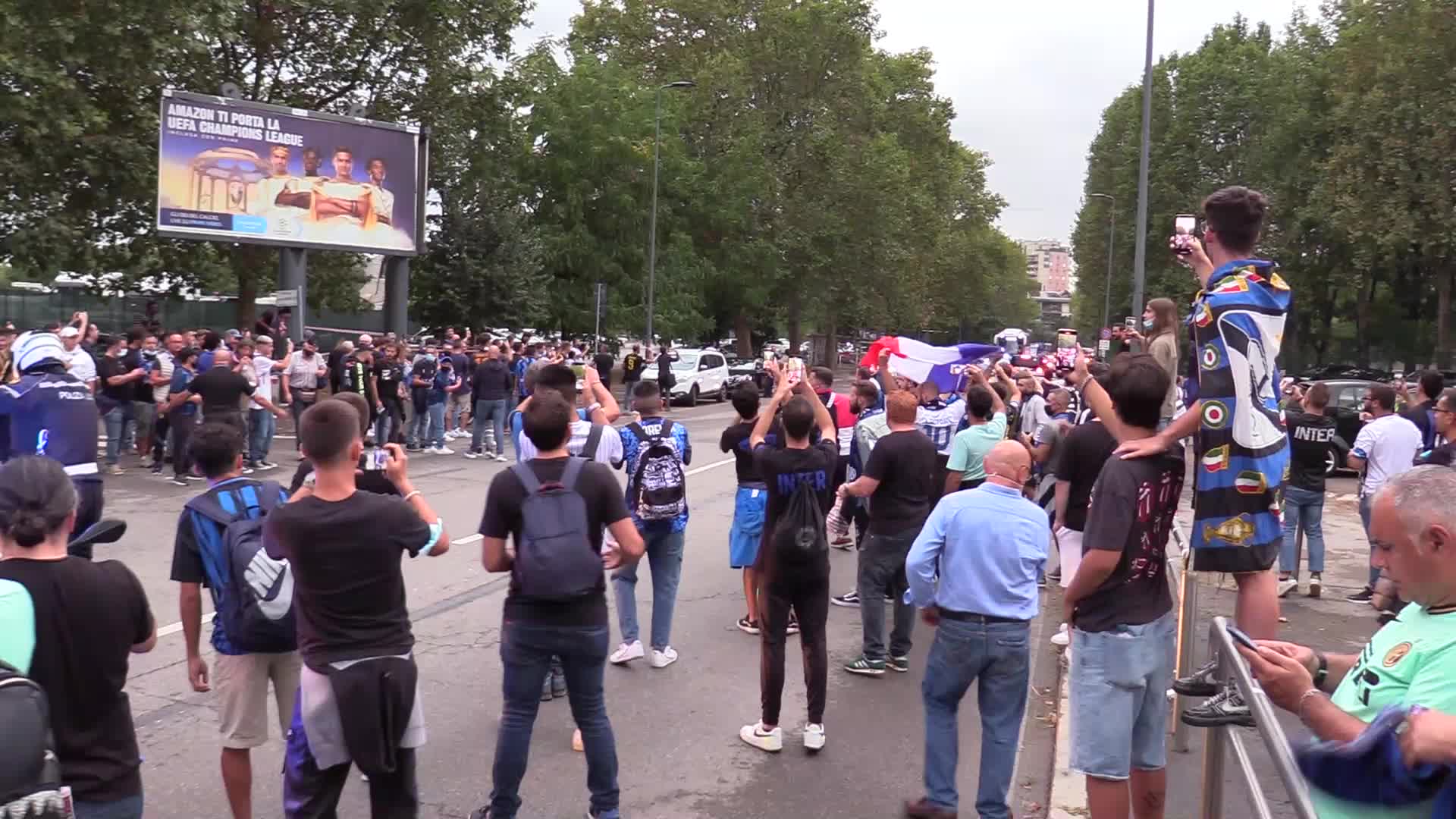 tifosi dell'inter a san siro prima della partita di champions league