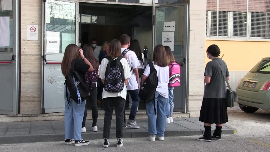 Scuola, rinviare il rientro? L'ipotesi che divide