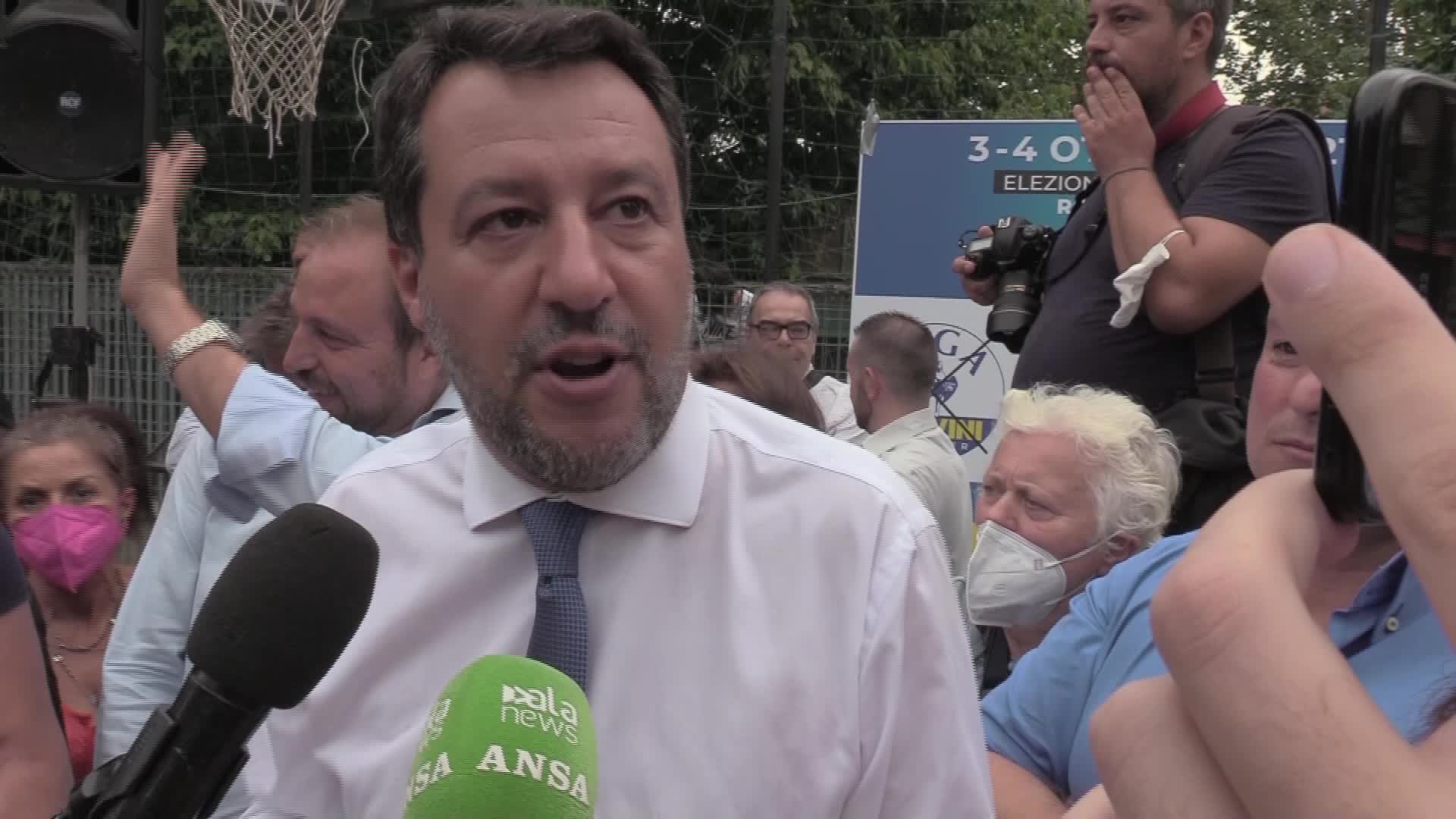 Salvini: "Contrario al vaccino obbligatorio. Chiediamo tamponi gratis"