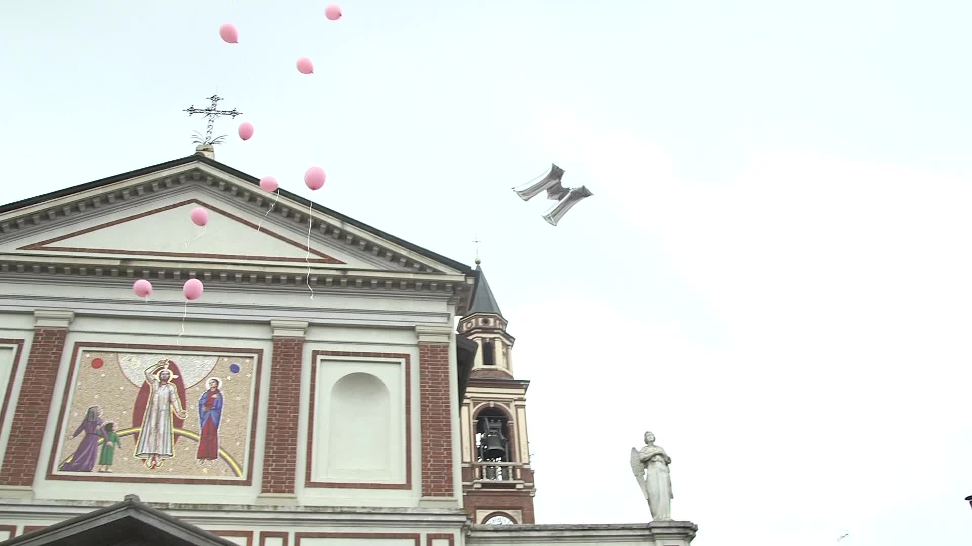 Martina Luoni funerale palloncini rosa