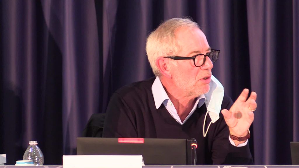 Bertolaso: "Si può pensare di ridurre l'uso della mascherina"