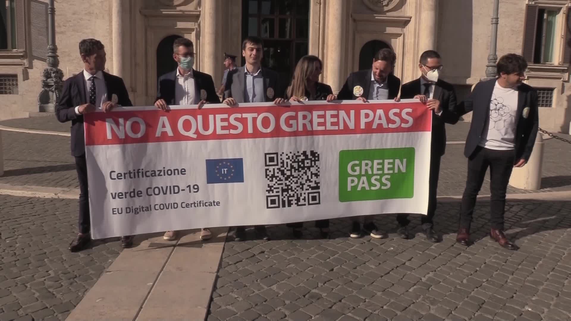Green pass, Alternativa C'è strappa simbolicamente il certificato