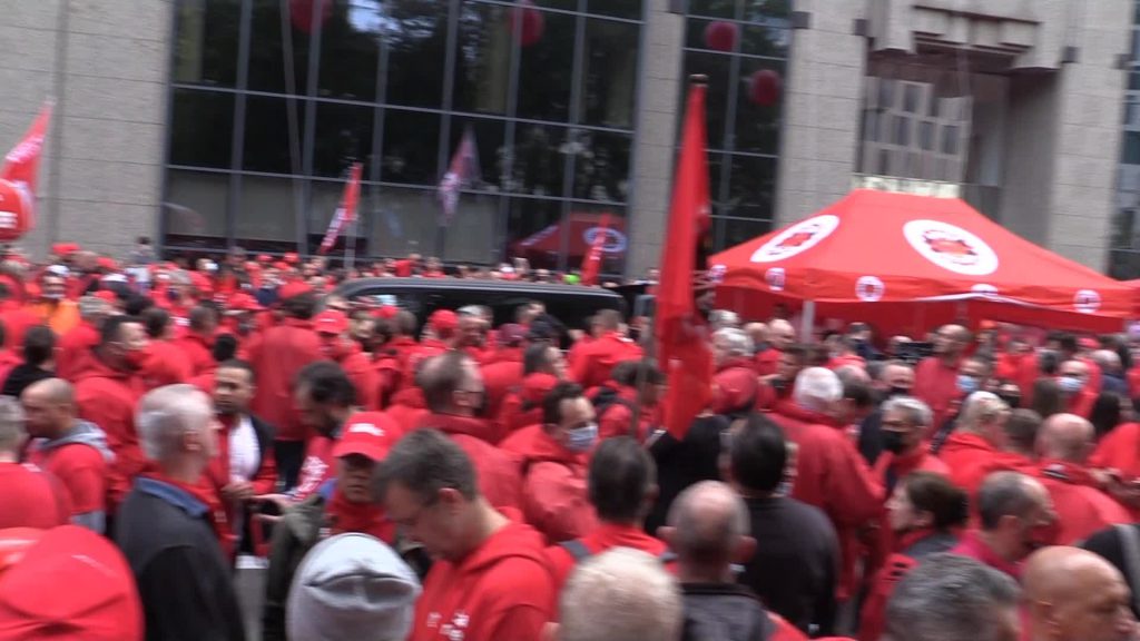 Sciopero a Bruxelles: 15mila in rosso contro legge su aumento salari