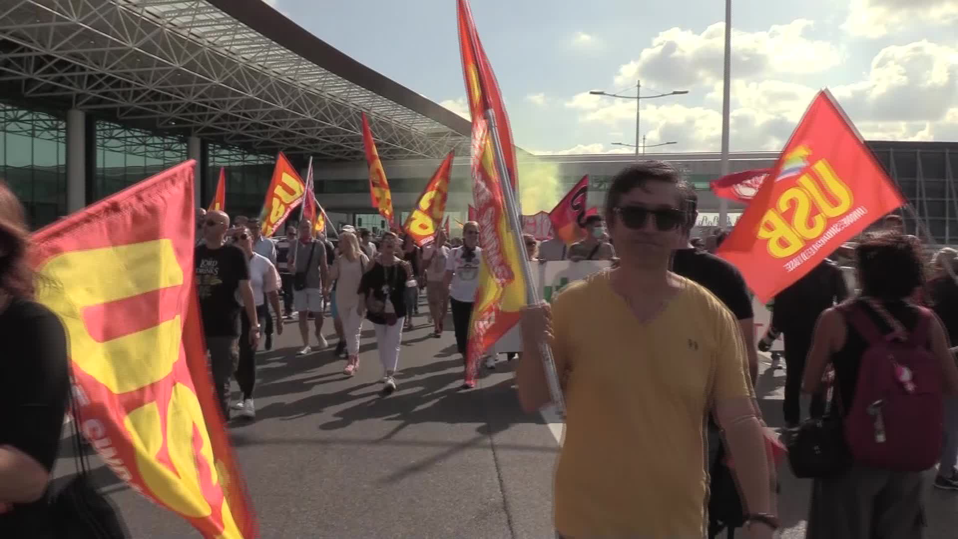 Alitalia, sciopero generale a Fiumicino: "Una macelleria sociale"