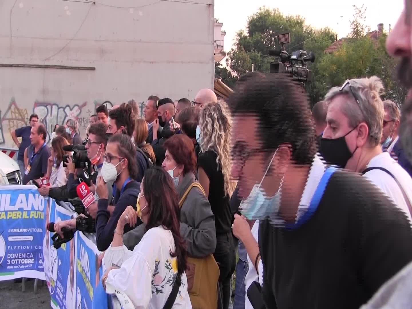 Caso Morisi, un cordone della polizia separa Salvini dai cronisti - VIDEO