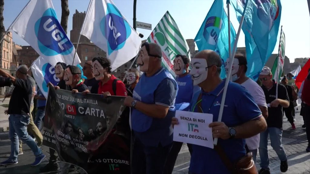 Roma, Alitalia in corteo con le maschere della Casa di Carta