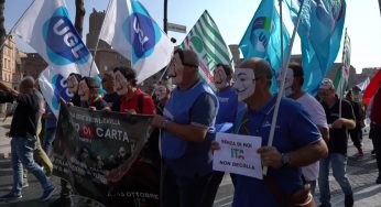 Alitalia, senatrice Lupo (M5S) si incatena con un gruppo di lavoratori