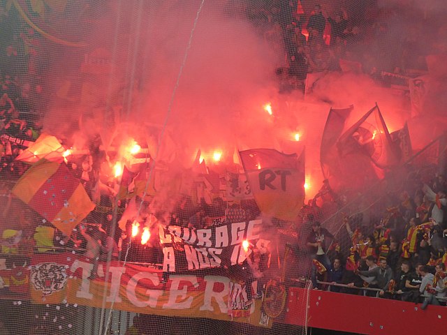 Lens-Lille, invasione di campo dei tifosi: allarme ultras in Francia