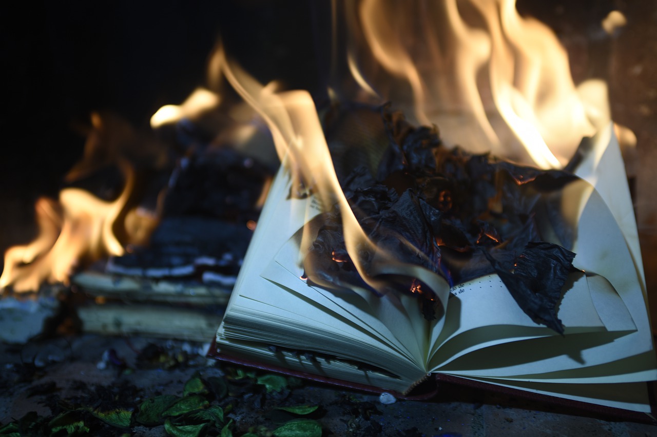 libri bruciati in canada