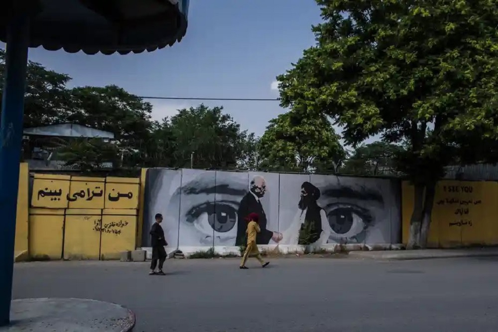 Afghanistan, i talebani cancellano il murale simbolo di Kabul