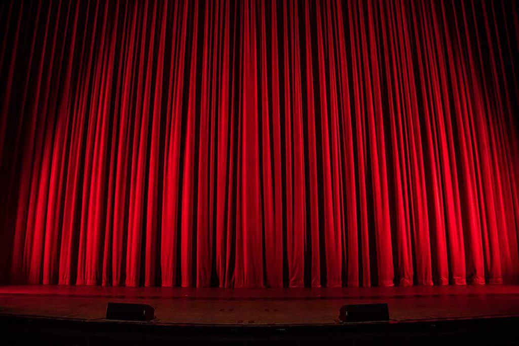 spettacolo palco tendone rosso