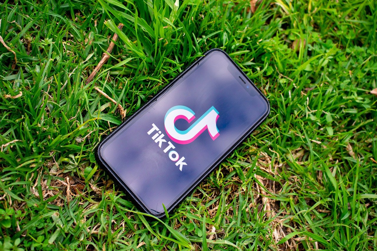 TikTok, cosa succede il 3 dicembre? E cosa c’entrano i maglioni?