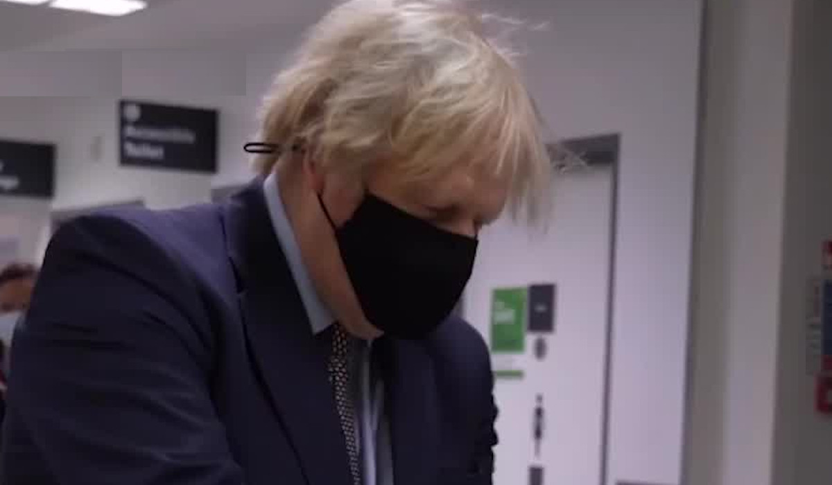 Boris Johnson con la mascherina: è la prima volta dopo mesi