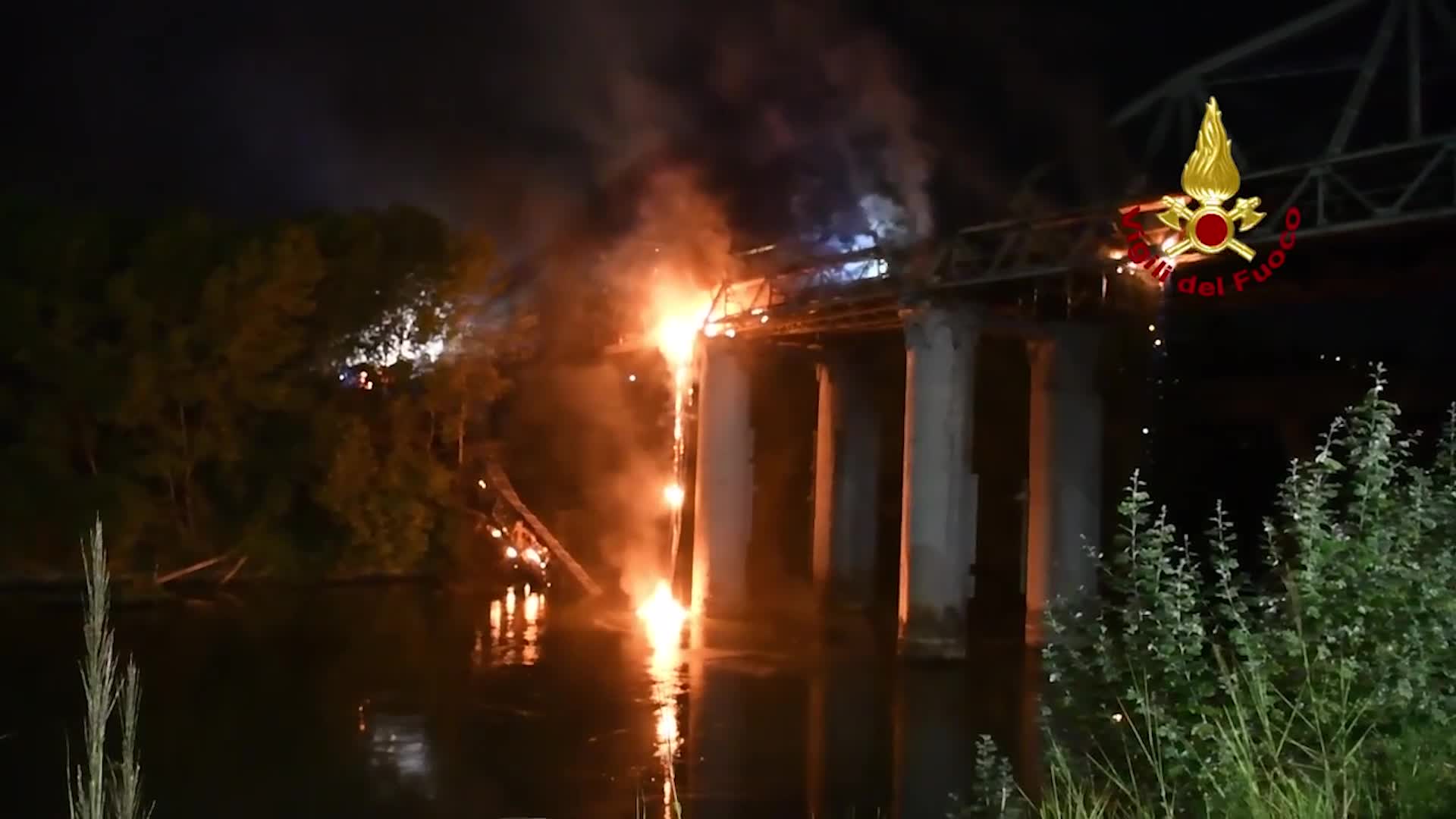 Roma, i Vigili del fuoco spengono le fiamme allo storico Ponte di Ferro - VIDEO