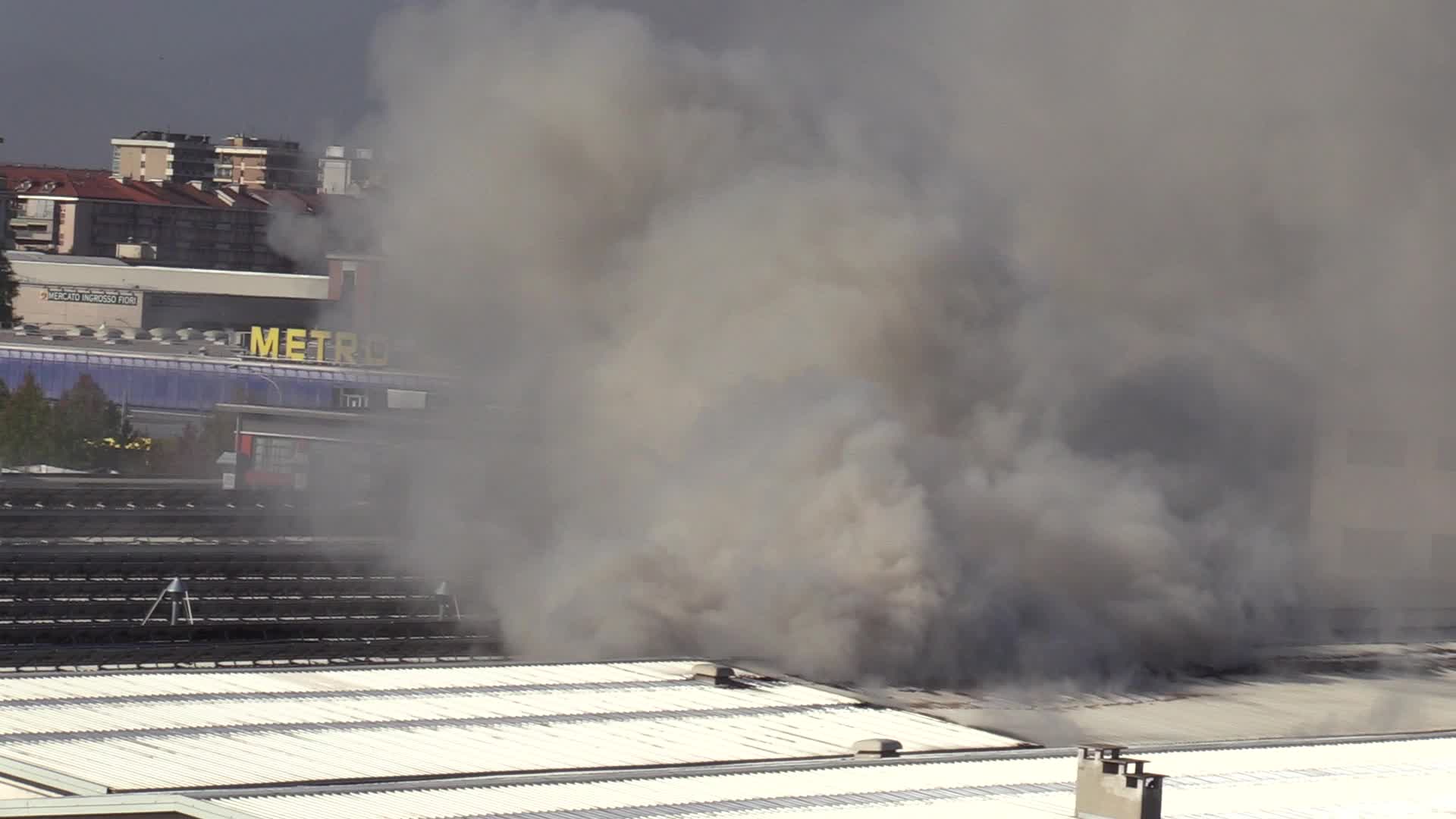 Incendio a Torino, odore di bruciato in tutta la città