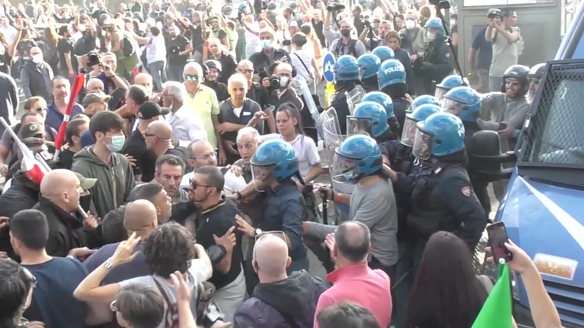 No green pass: in Italia disordini e violenza, all'estero niente incidenti