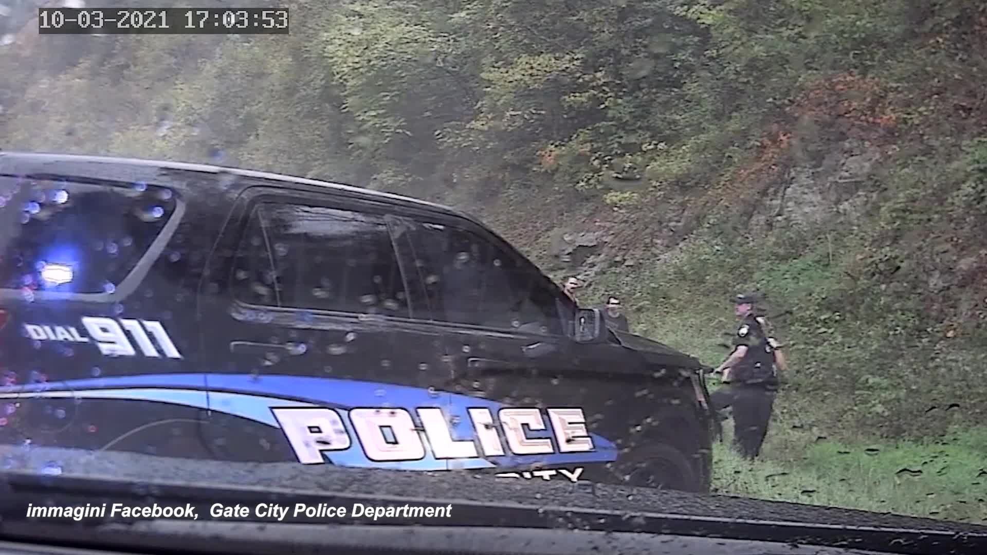 Usa, poliziotto salva la collega da un'auto fuori controllo - VIDEO