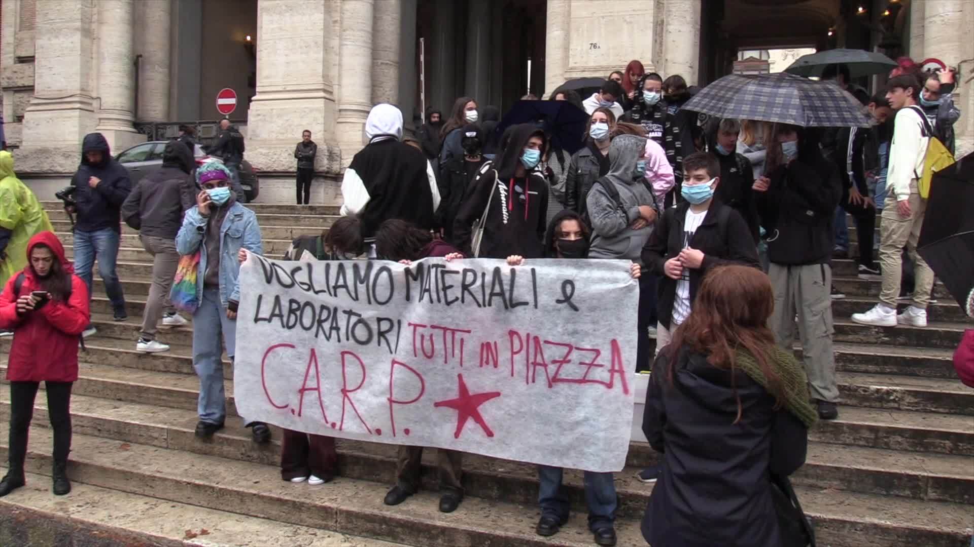 Scuola, la protesta degli studenti davanti al Miur