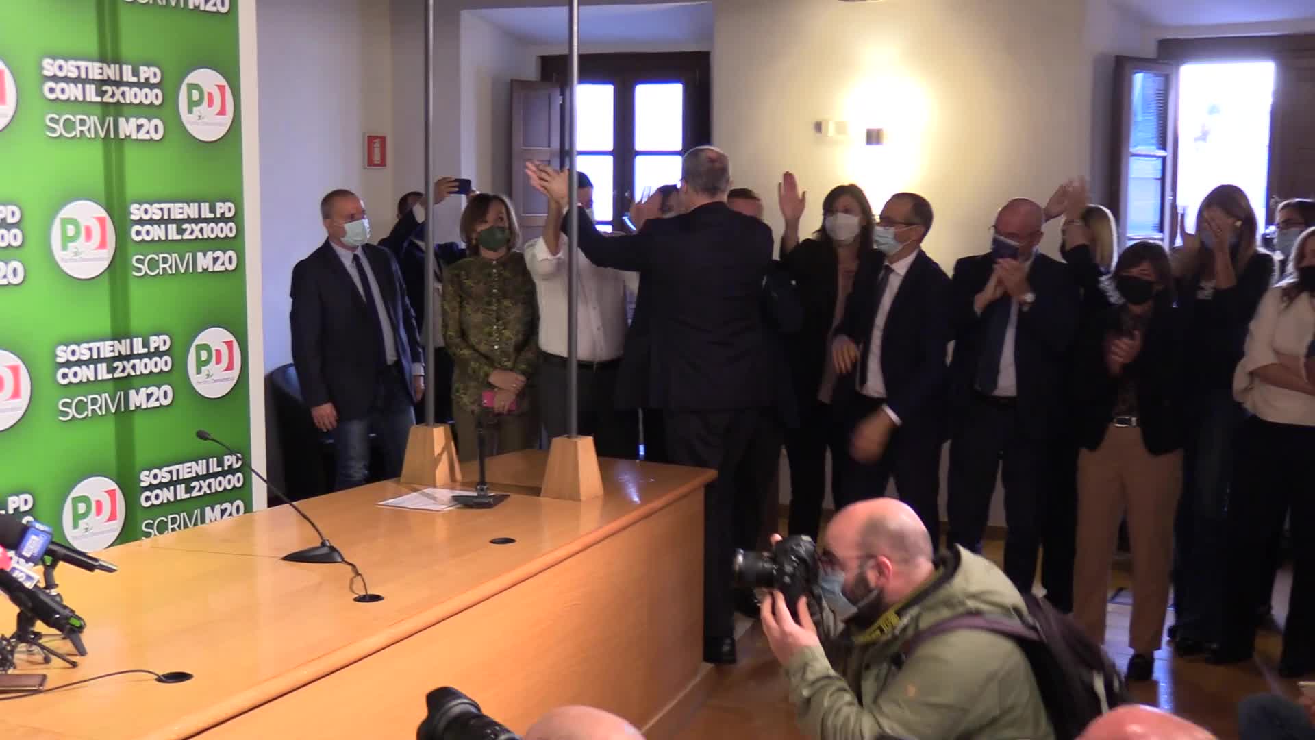 Comunali Roma, "irruzione" di Gualtieri alla conferenza stampa di Letta - VIDEO