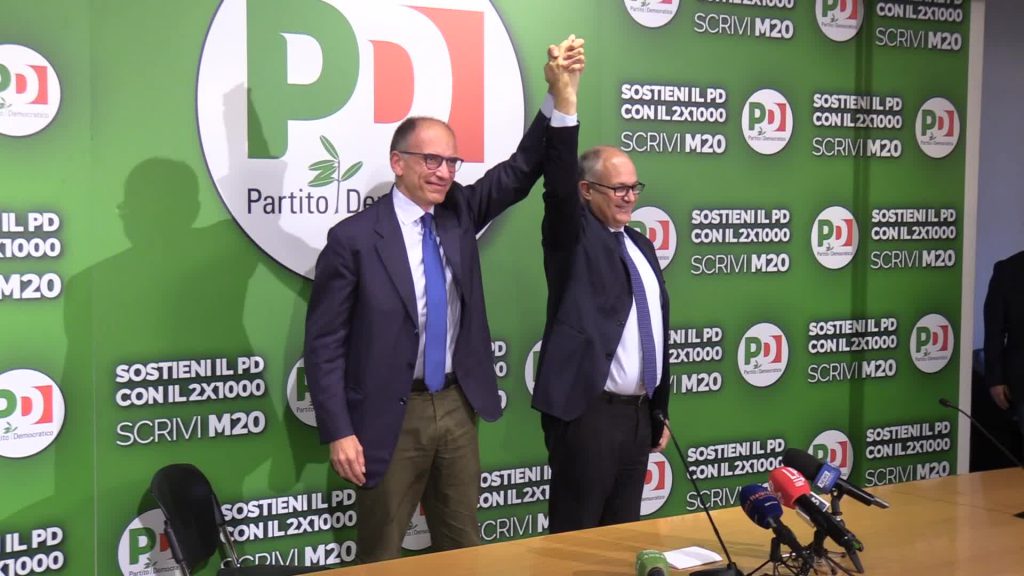 Comunali Roma, "irruzione" di Gualtieri alla conferenza stampa di Letta - VIDEO
