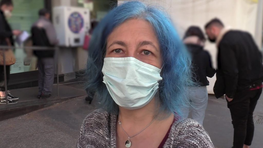 Green Pass, in fila per il tampone: "È più sicuro del vaccino"