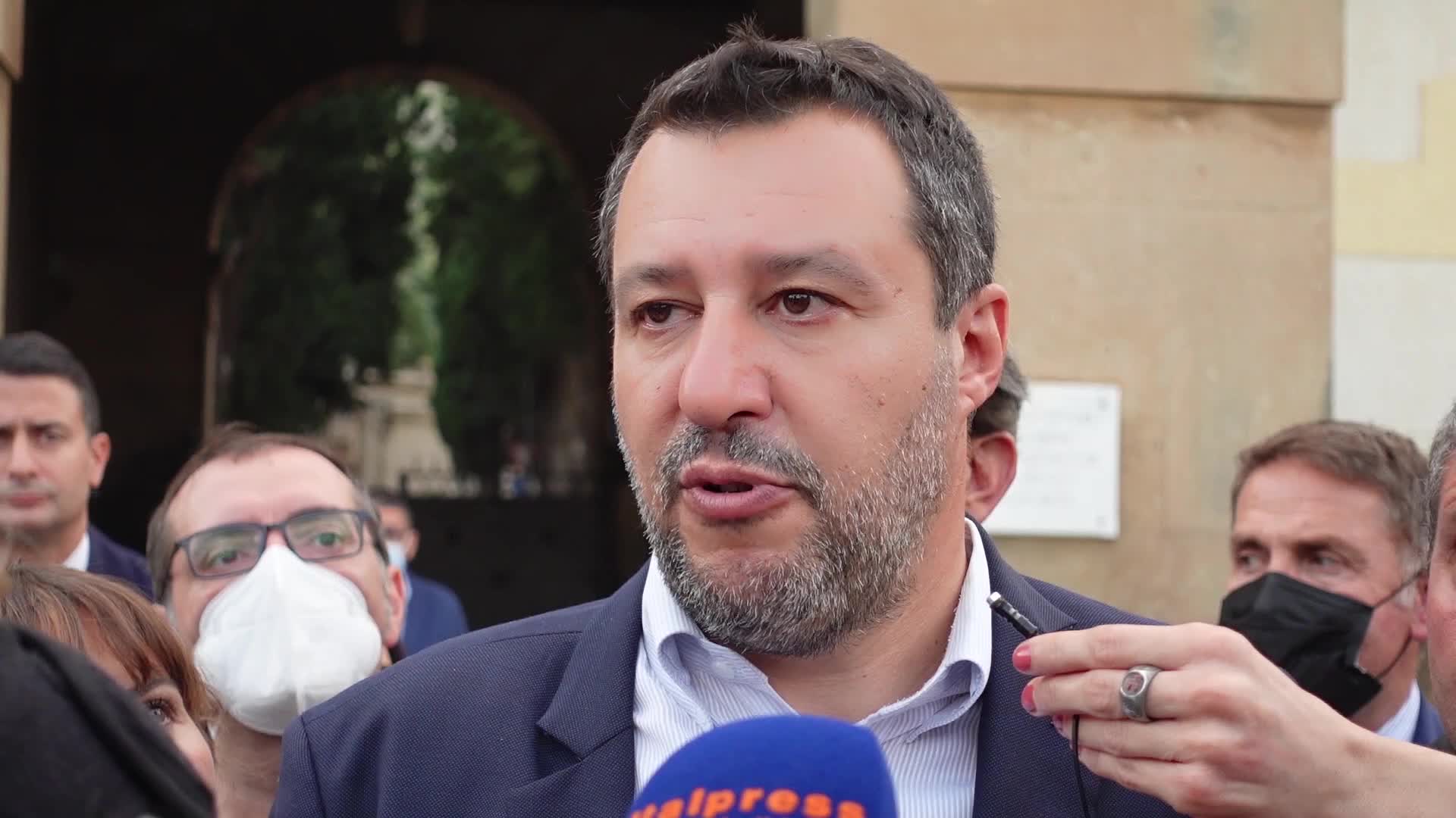 Salvini: "Più che vietare i cortei, Lamorgese blocchi gli sbarchi"