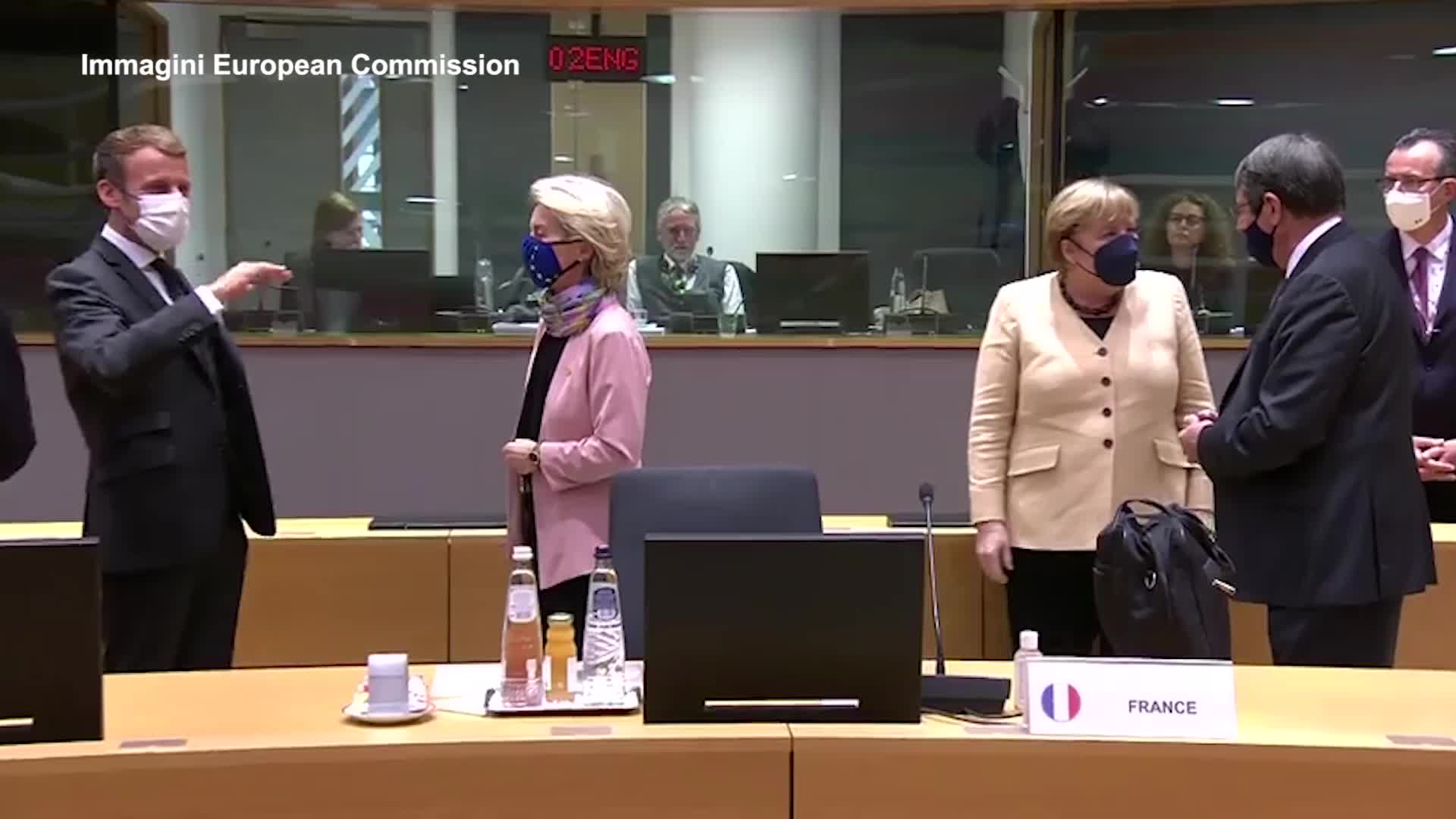Ue: Von der Leyen prova a salutare Merkel, ma lei si allontana - VIDEO