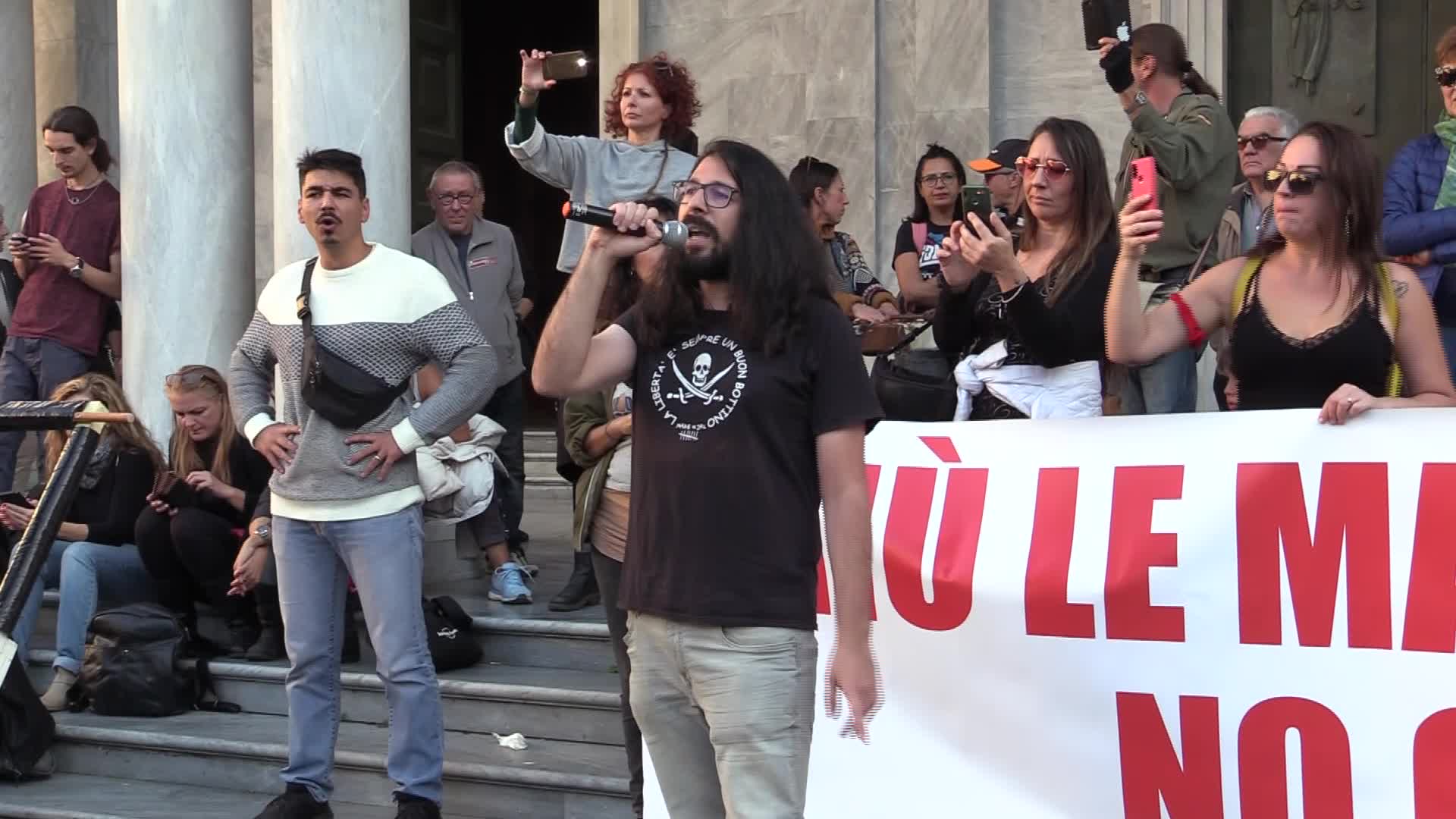 No green pass, manifestazione a Livorno: "Non siamo no vax"