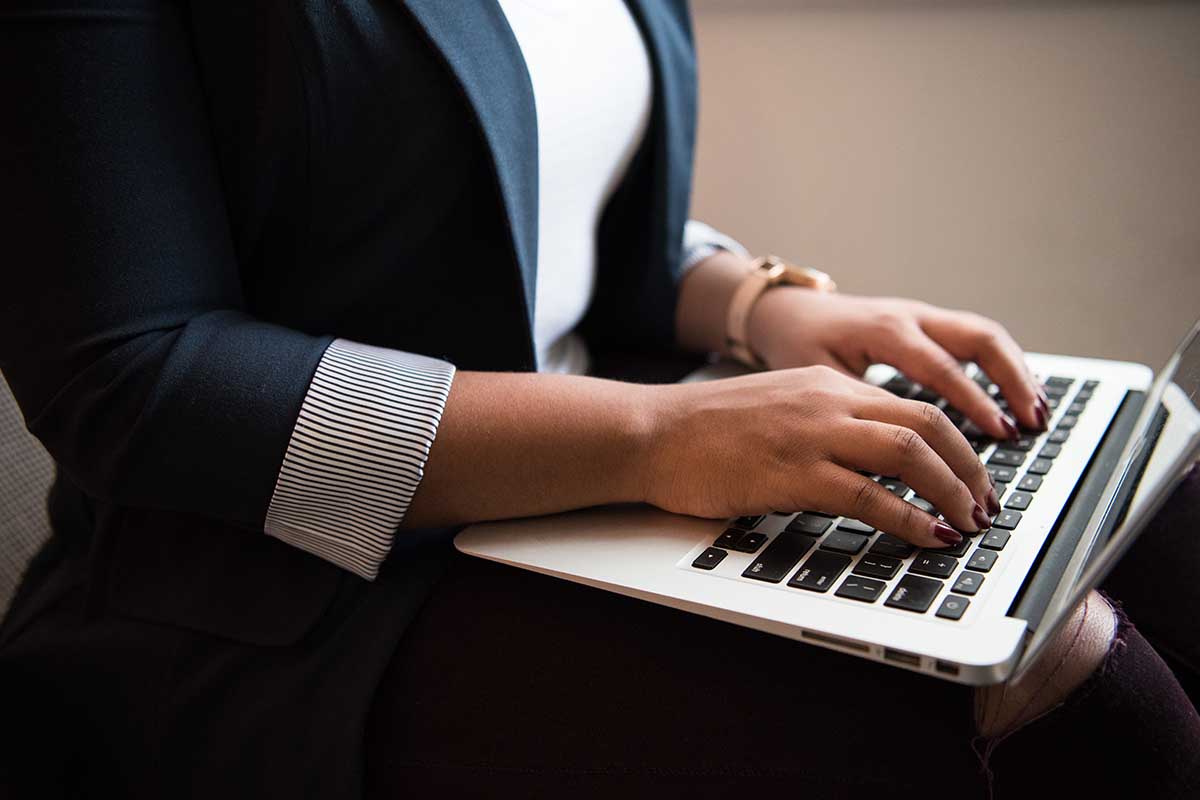 ragazza pc pari opporunità parità di genere