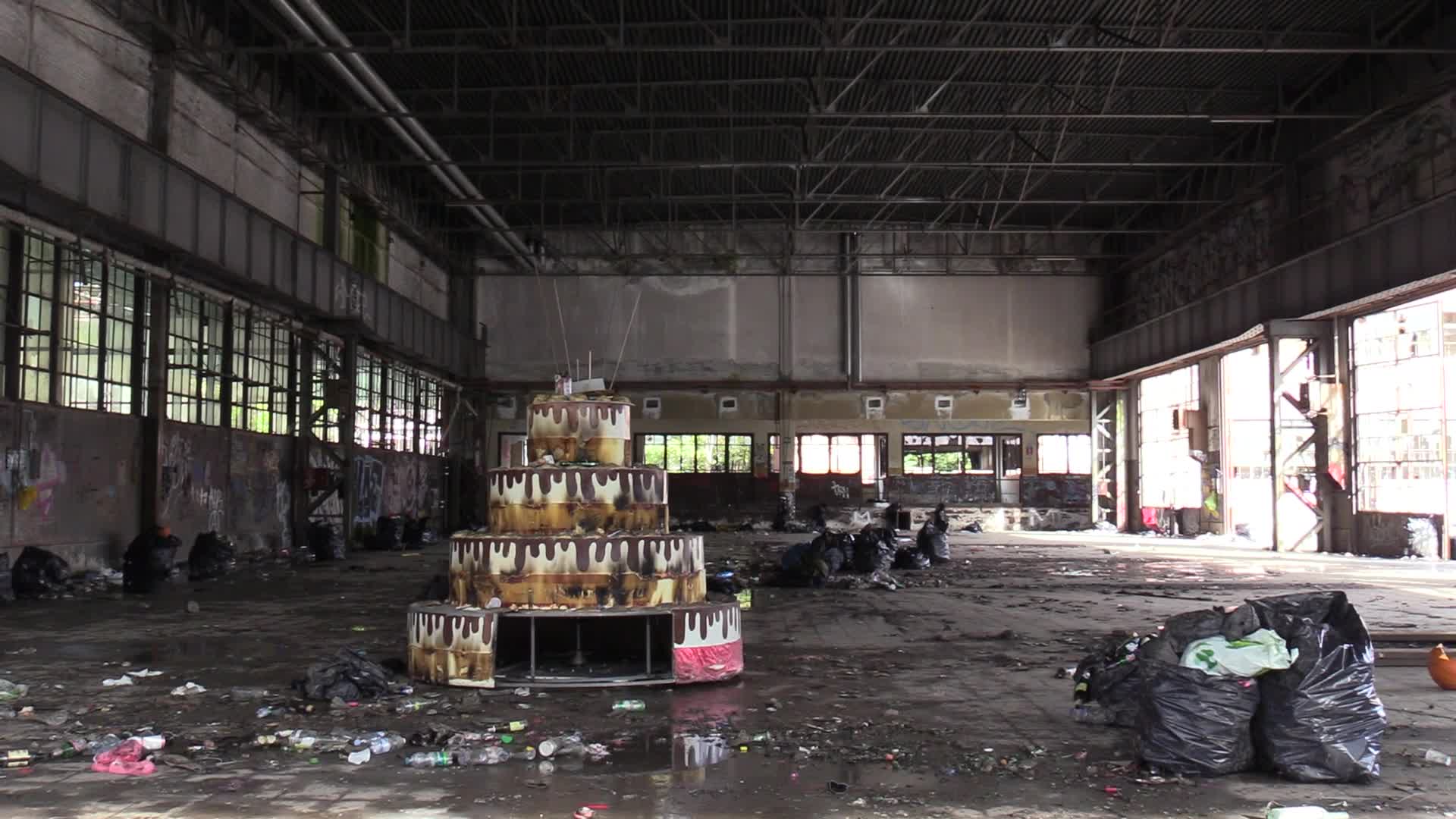 Rave Torino, nella fabbrica abbandonata teatro del party abusivo
