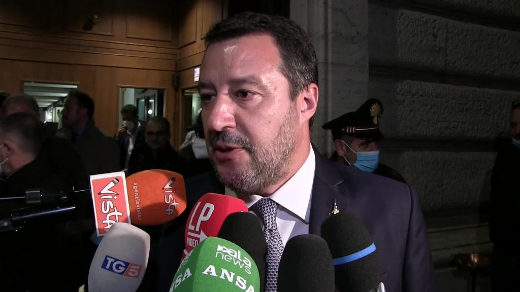 Lega, scontro rimandato. Salvini: "Pieno mandato al segretario"