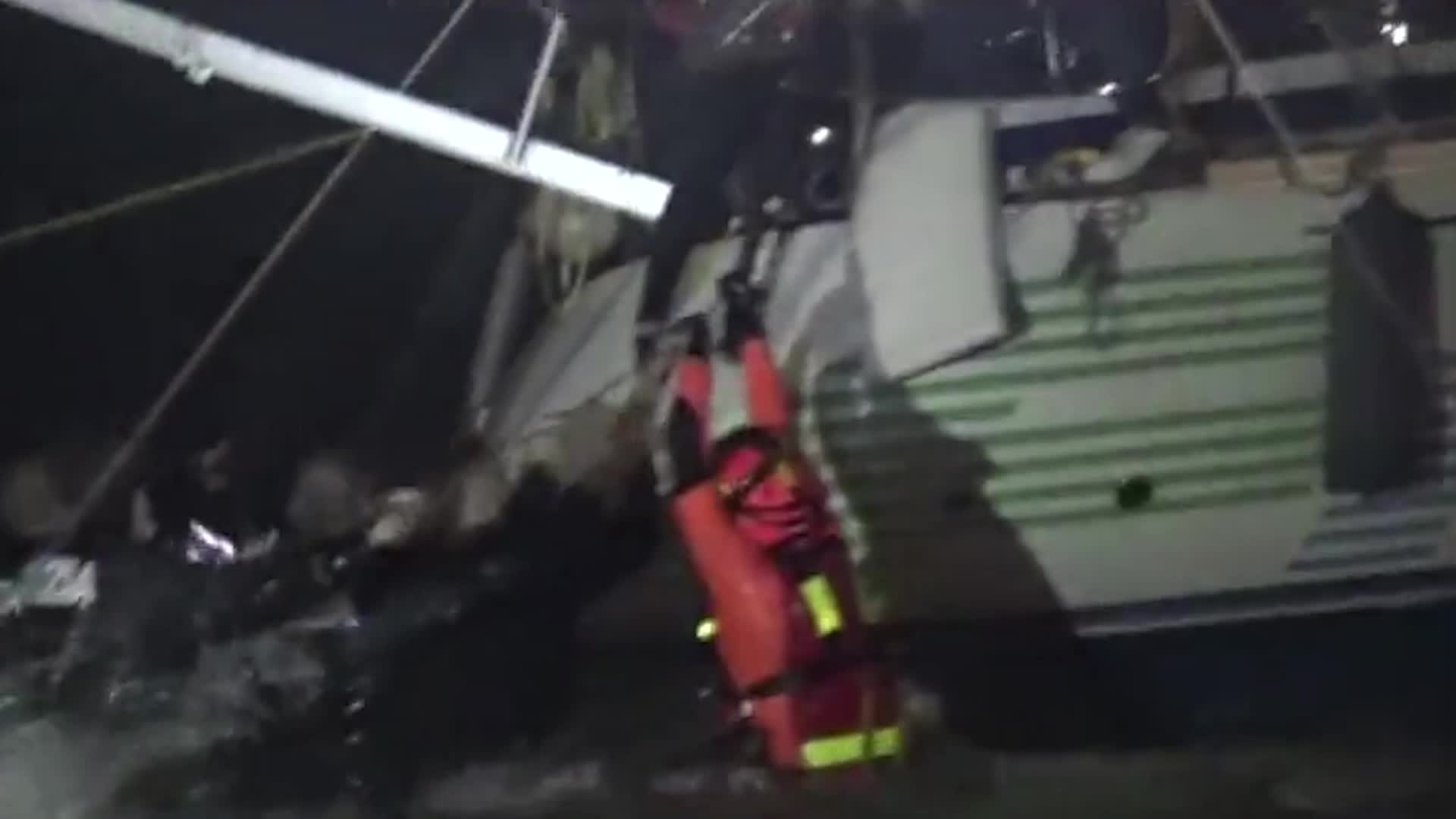 Migranti, l'eroico salvataggio di 75 persone nel Crotonese