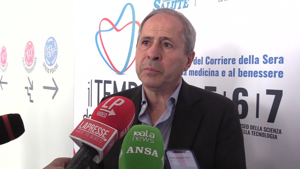Vaccini, Crisanti: "La terza dose serve perché la protezione cala"