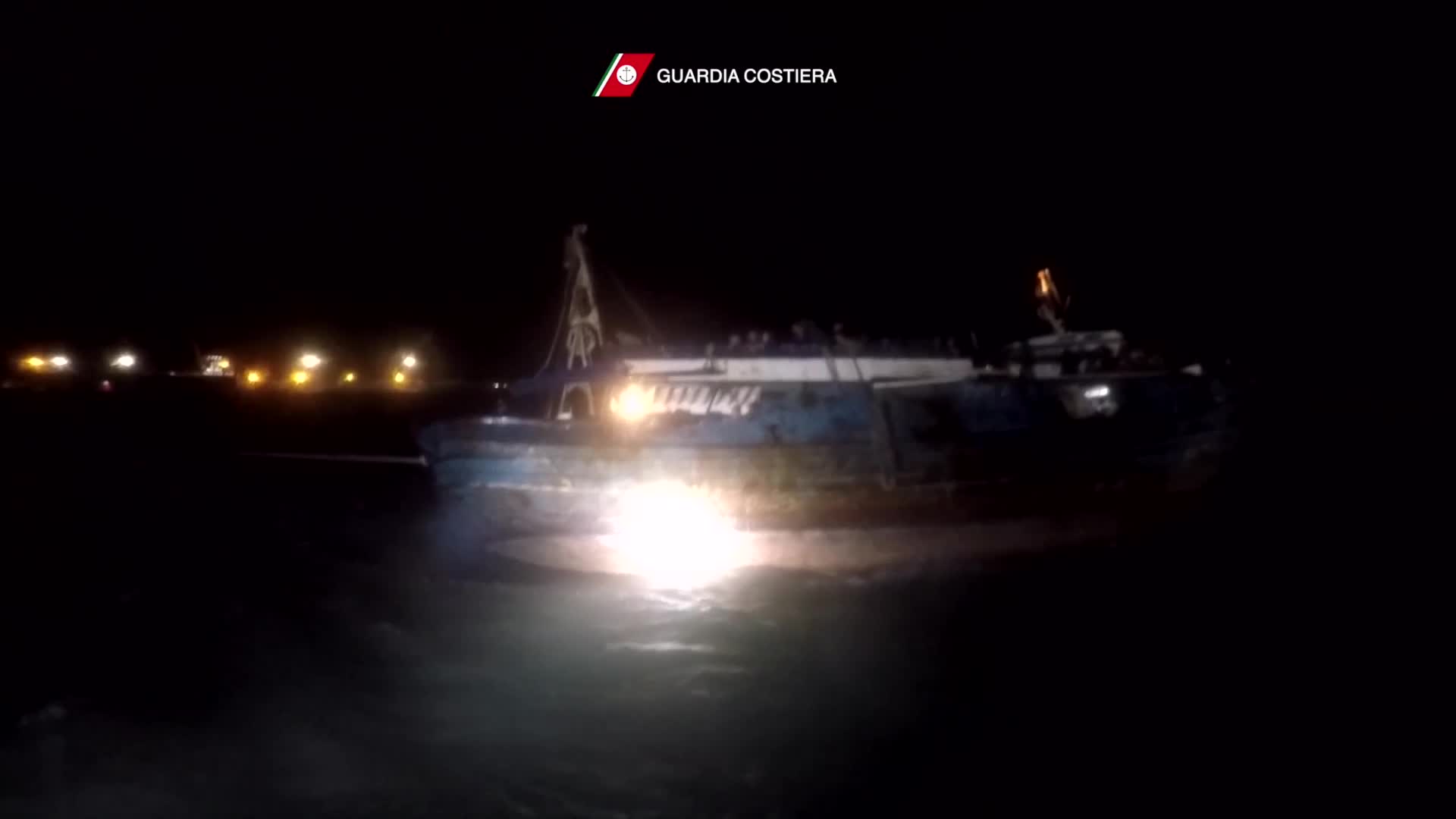 Migranti, intervento della Guardia costiera a Pozzallo: in salvo 430 persone - VIDEO
