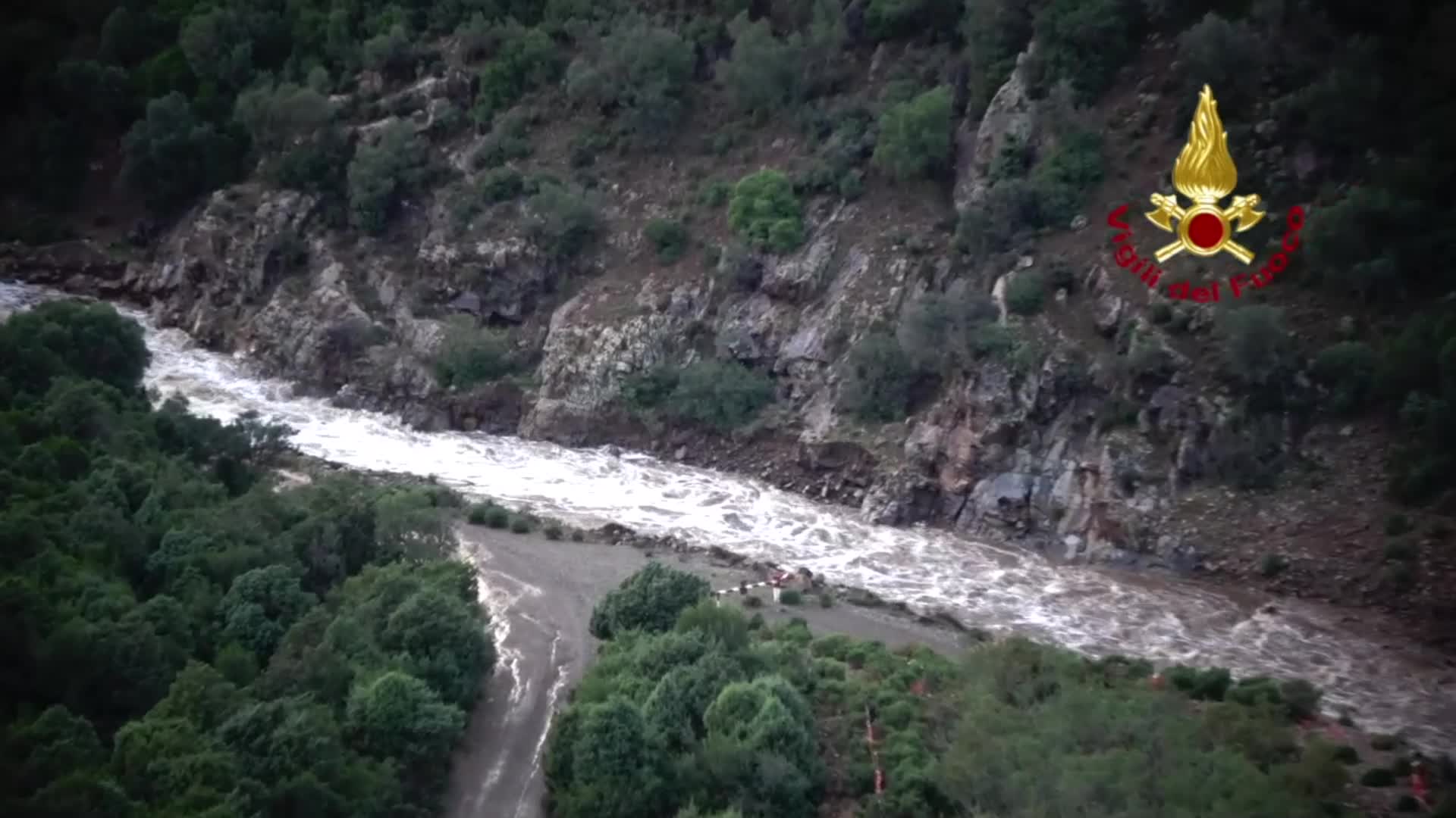 Maltempo in Sardegna, si allaga un pullman con persone a bordo