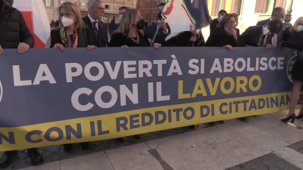 Reddito di cittadinanza, flash-mob di FdI in piazza Montecitorio