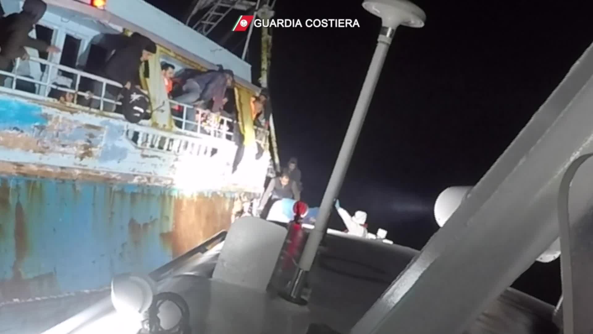 la guardia costiera in soccorso di due navi di migranti