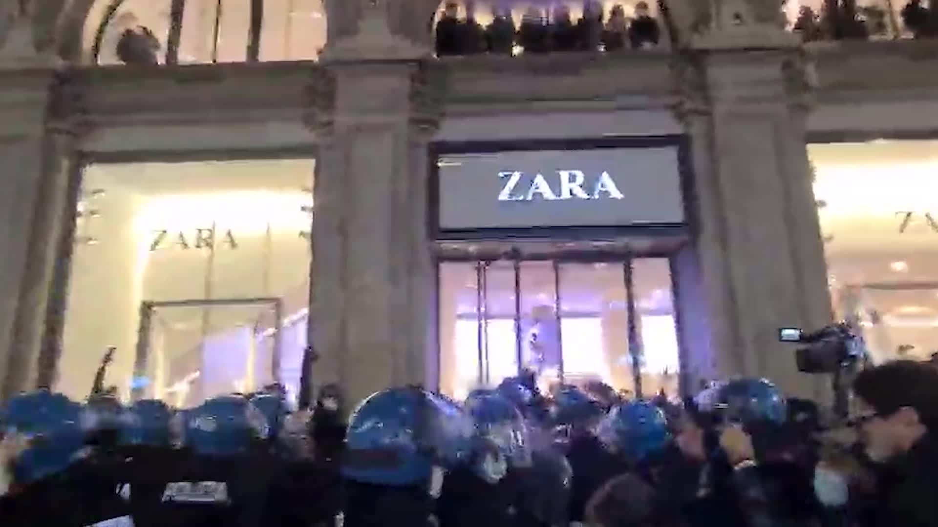 No Green pass, protesta flop a Milano: polizia blocca il corteo in centro