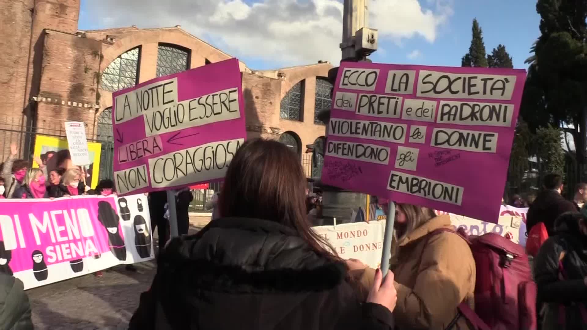 roma diventa fucsia per la giornata contro la violenza sulle donne