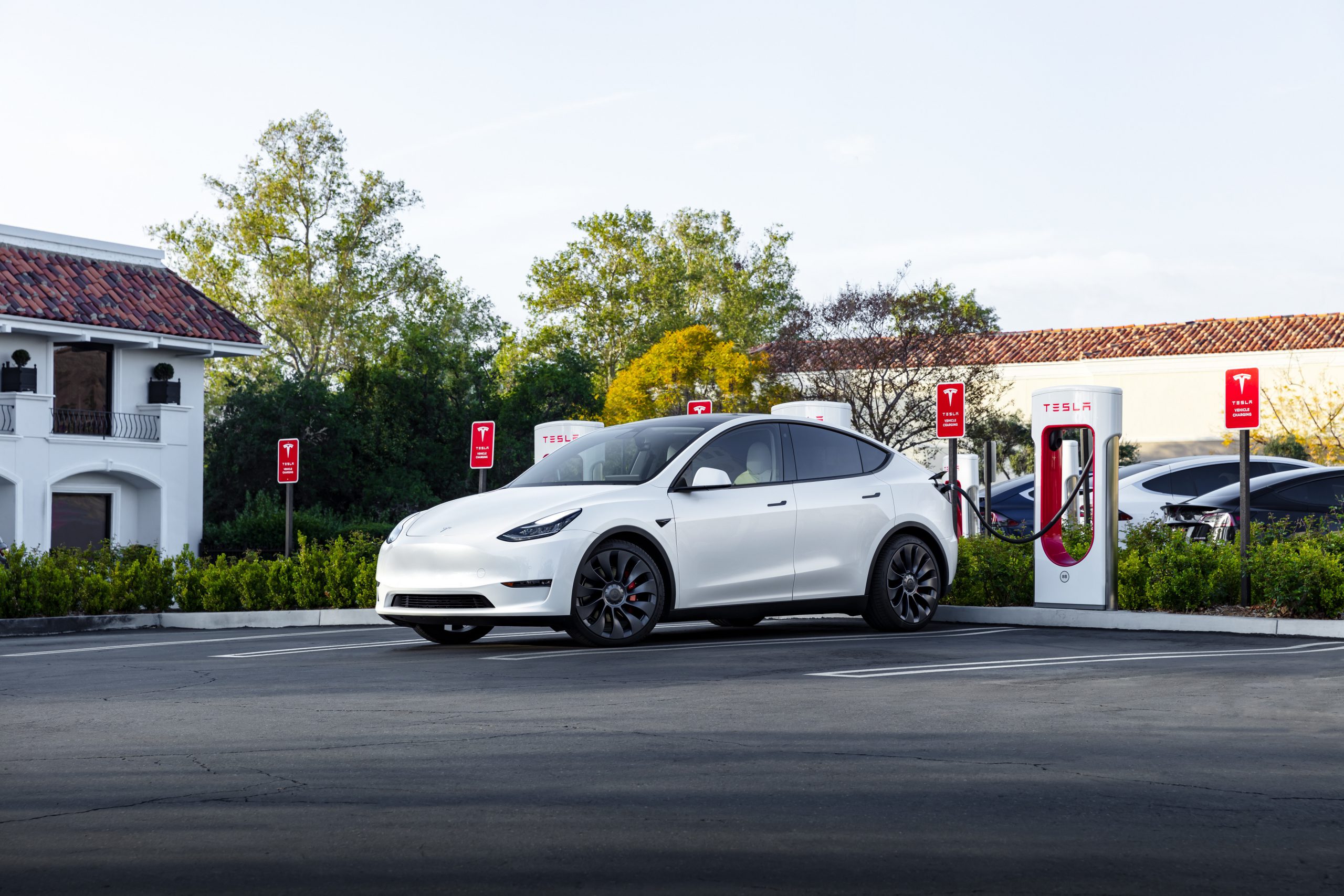 La Tesla apre i Supercharger alla concorrenza e aggiorna la Model 3