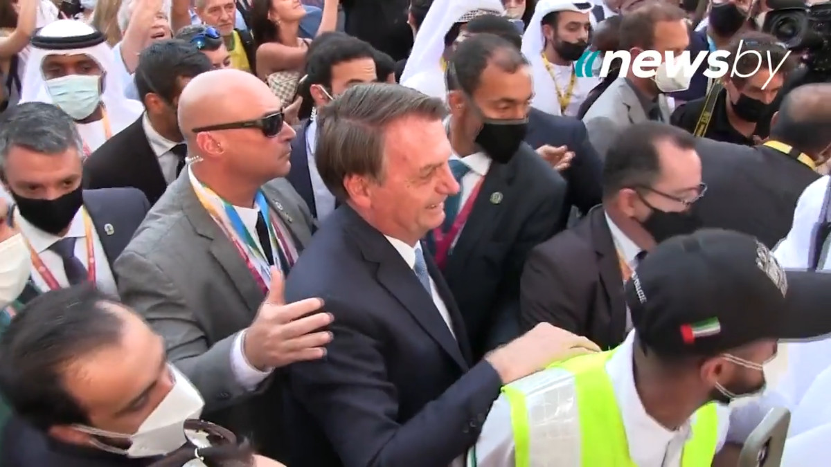 Expo Dubai 2020, bagno di folla e selfie per Jair Bolsonaro