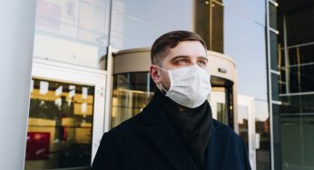 La terza dose è imminente, ma si diventa “contatti stretti”: come comportarsi