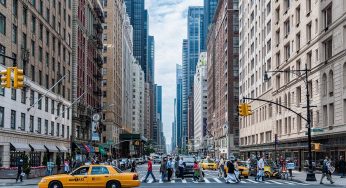 Stato di emergenza: New York teme variante Omicron, a Londra tutto aperto
