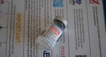 CEO di Moderna: vaccino meno efficace contro variante Omicron
