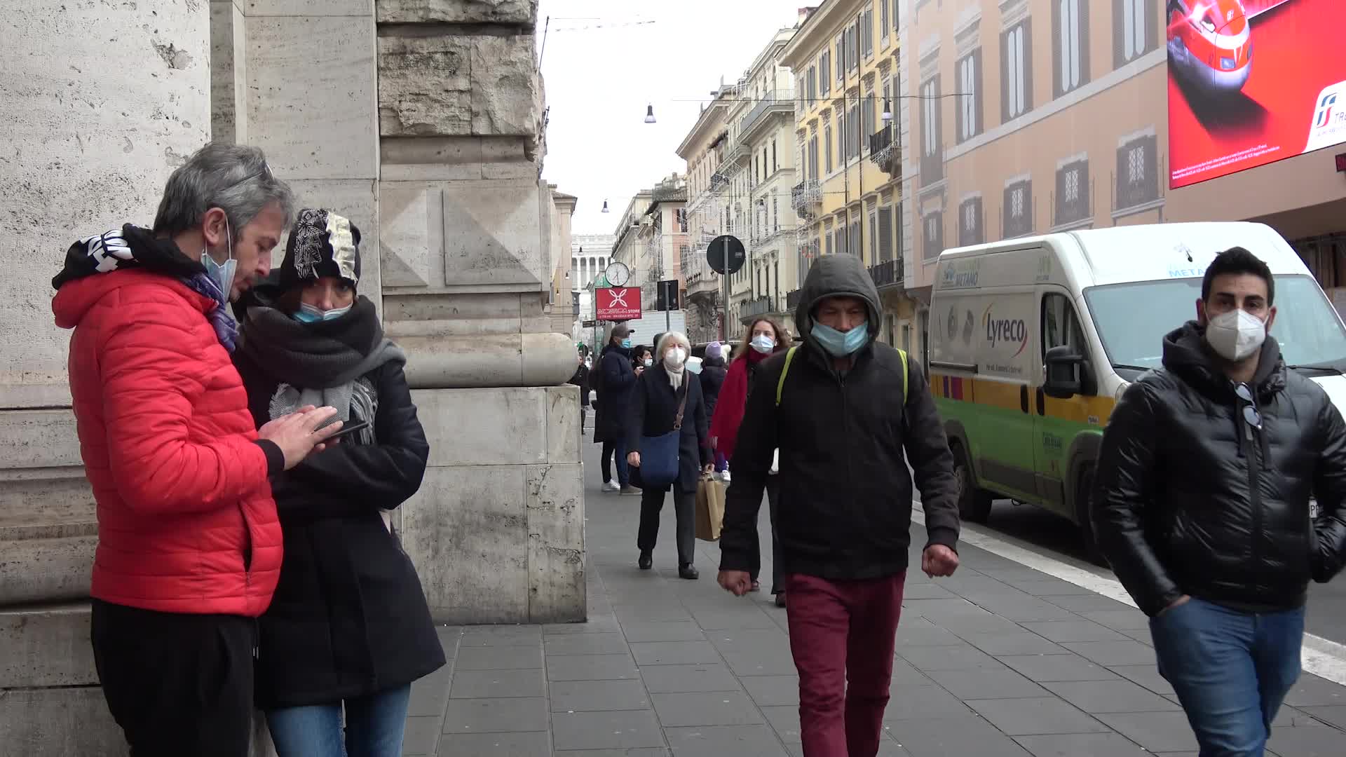 Roma: ritornano le mascherine all'aperto nelle vie dello shopping