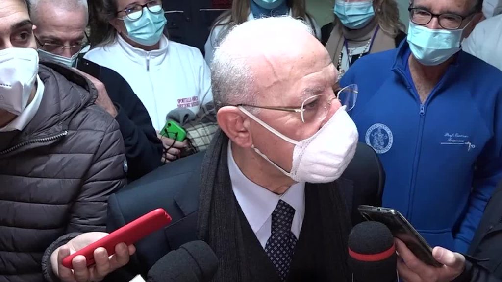 Covid, De Luca: "Le scuole richiudono solo se non ci si vaccina"